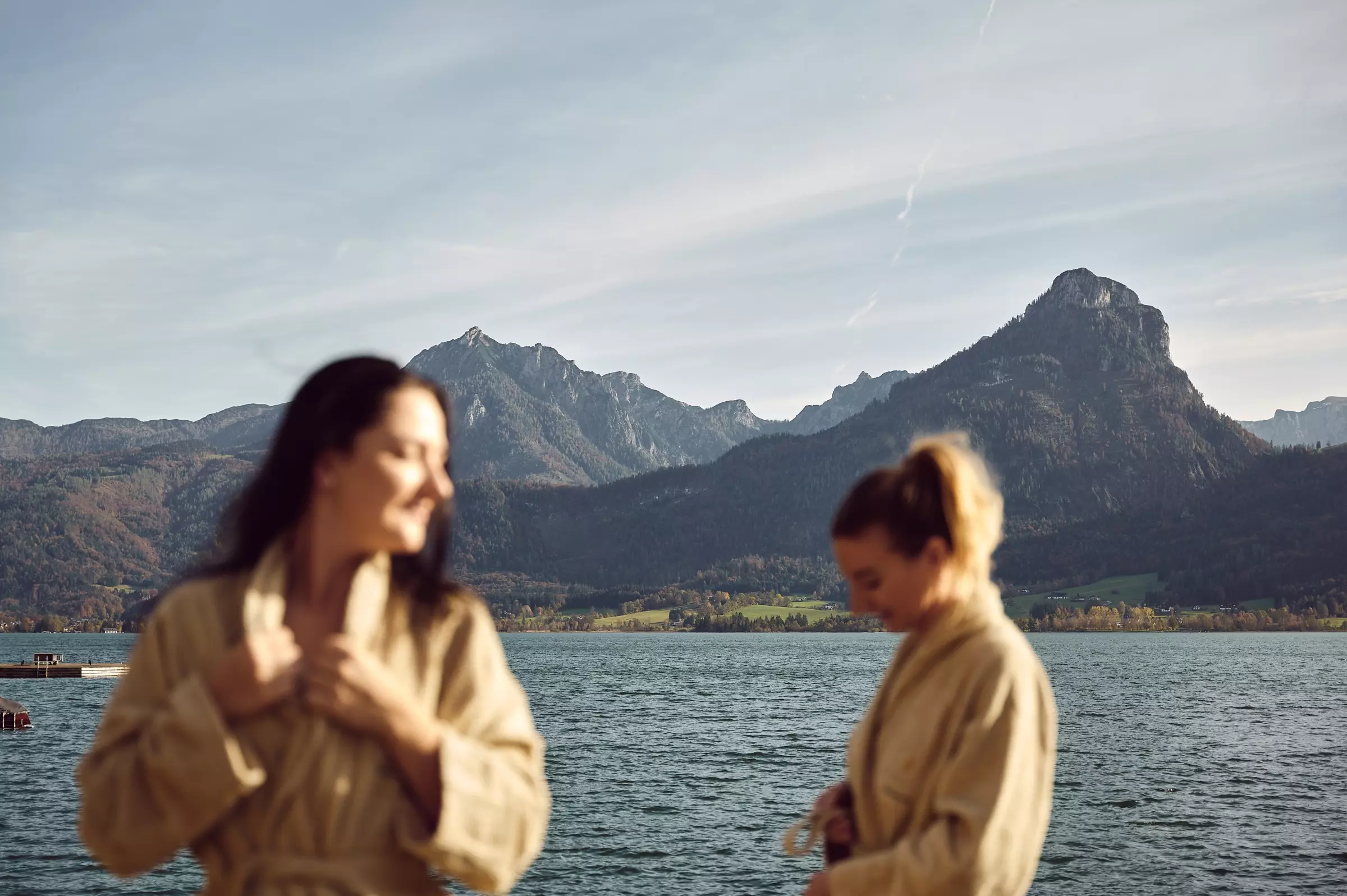 Zwei Frauen am Wolfgangsee vor Bergpanorama beim Seevilla-Hotel