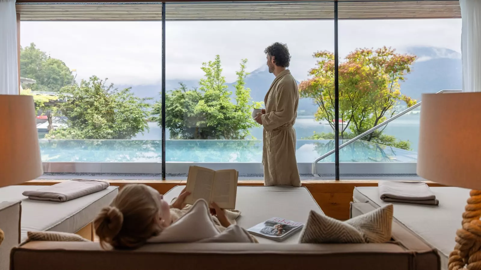 Wellnessområde på Seevilla Wolfgangsee med komfortable liggestole og panoramaudsigt over søen.