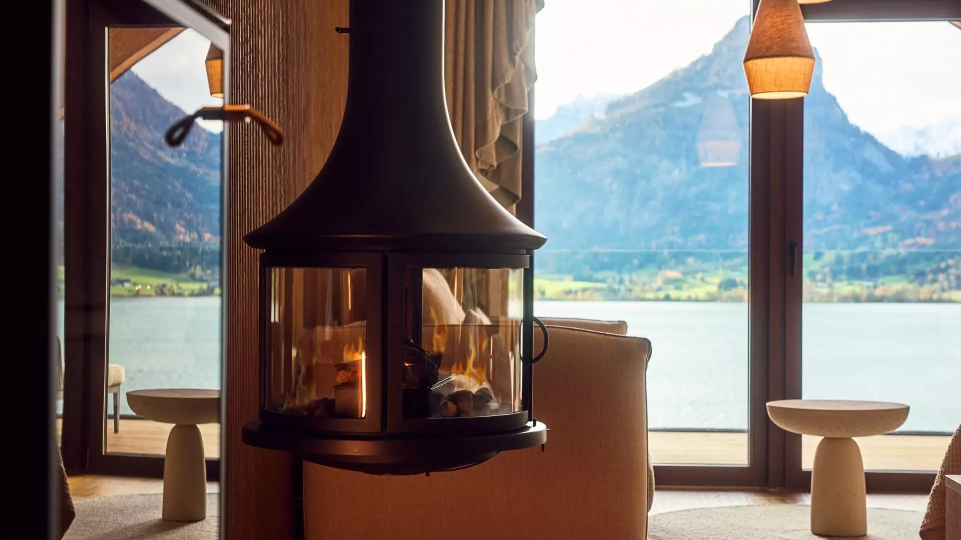 Offener Kamin im 4-Sterne Hotel am Wolfgangsee mit Blick auf See und Berge, gemütlicher Lounge-Bereich