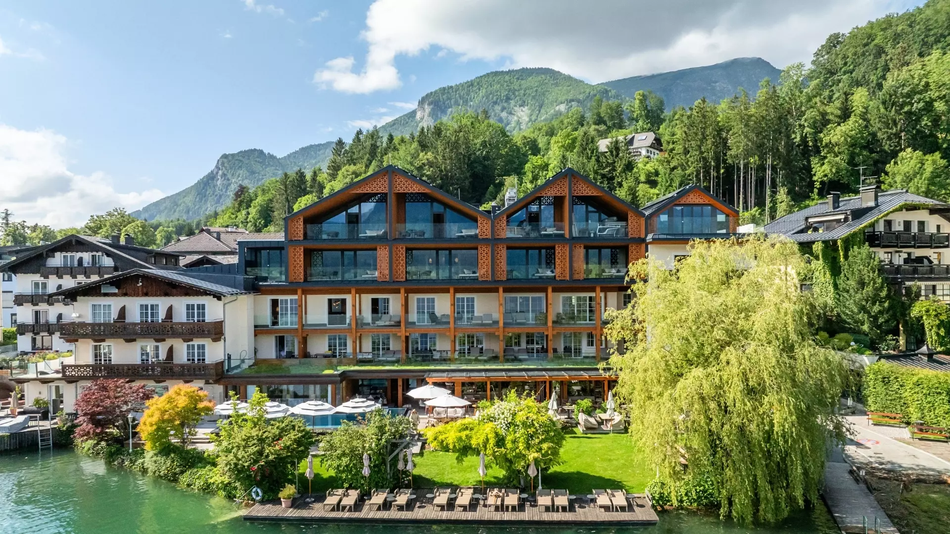Gehobenes 4-Sterne-Hotel am Wolfgangsee mit Garten, Sonnenterrassen und Bergblick