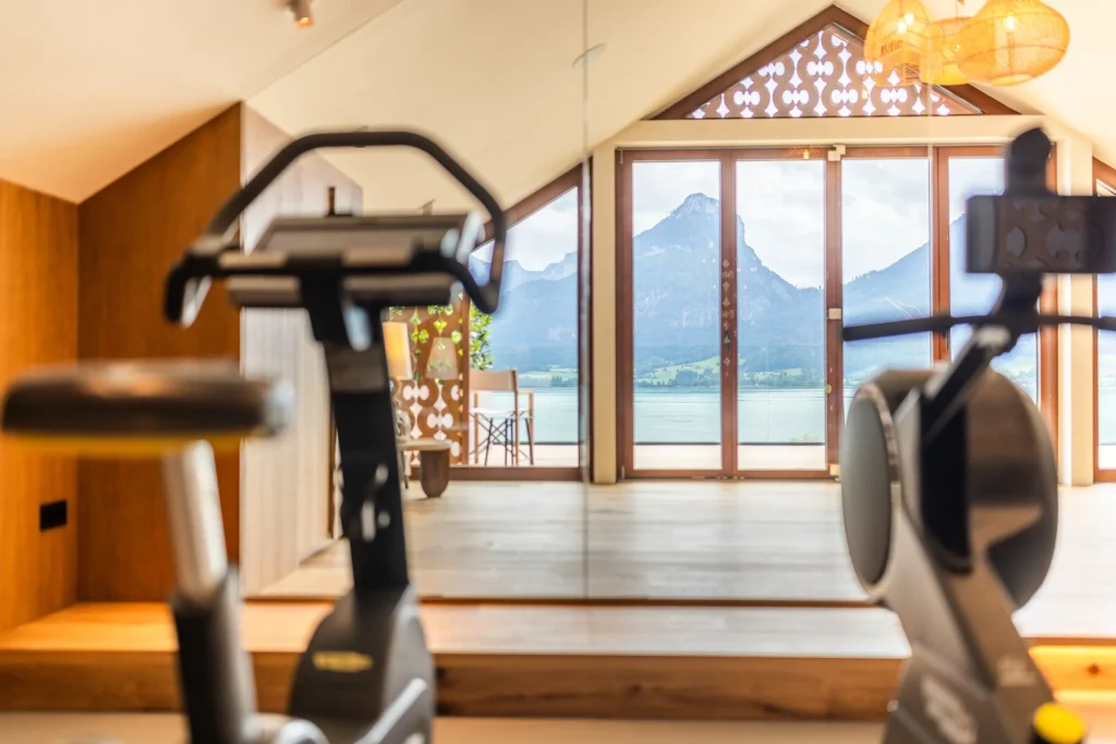 Fitnessgeräte mit Wolfgangsee im Hintergrund
