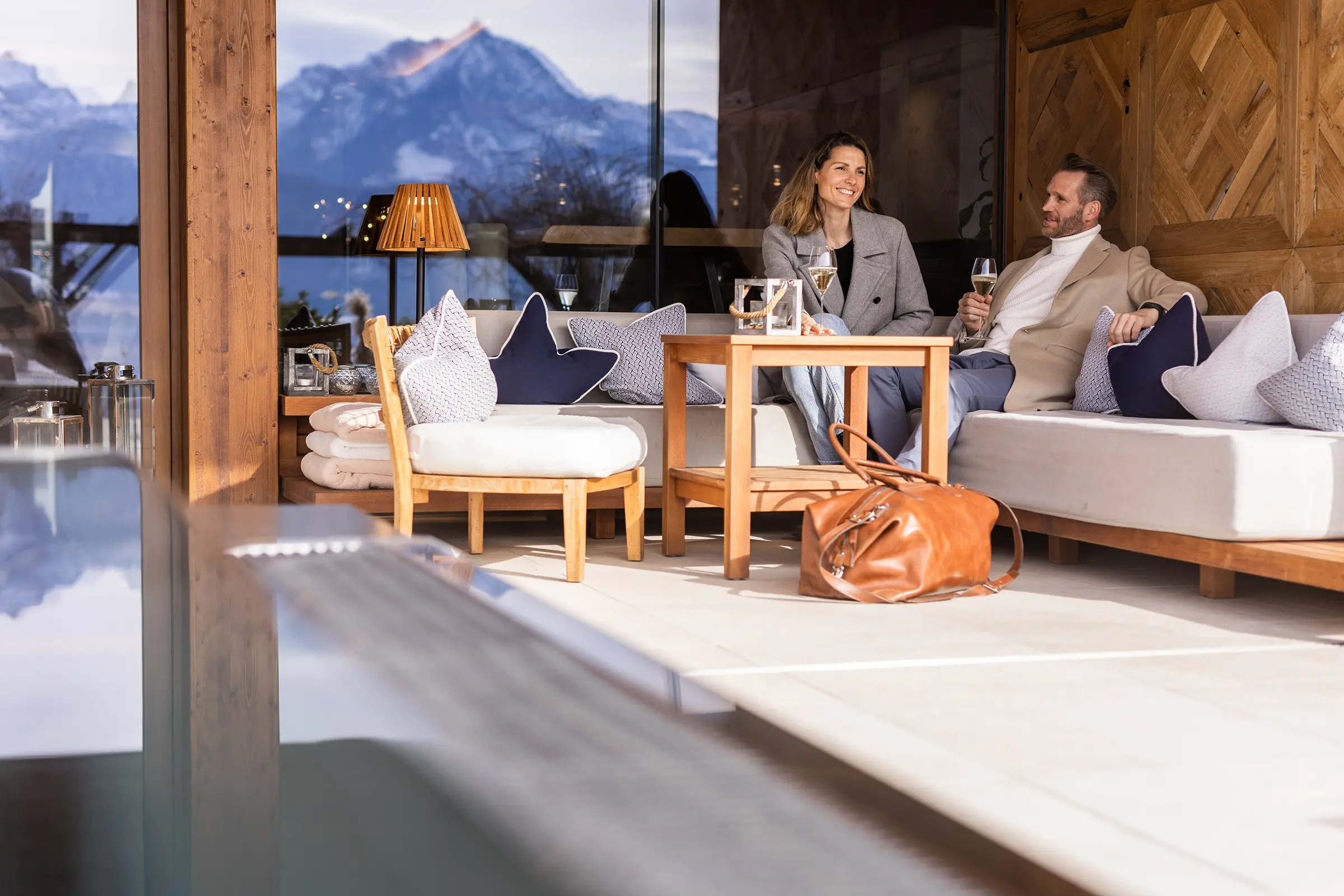 Paar genießt ein Glas Sekt in der Lounge